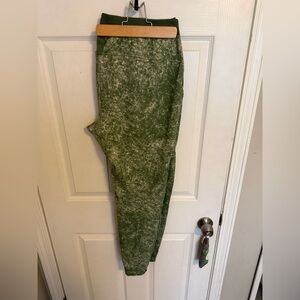 Lululemon Athletica textured tech pant. XL. Denim green wash print.